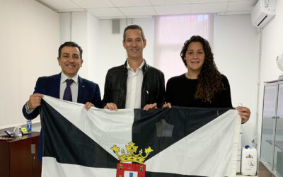 Sergio Toribio recoge la bandera que portará en la Maratón de Nueva York