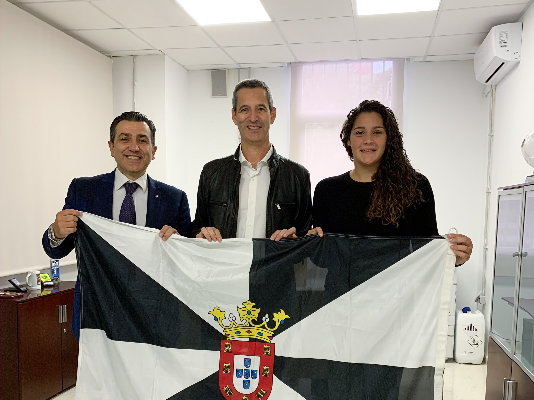 Sergio Toribio recoge la bandera que portará en la Maratón de Nueva York