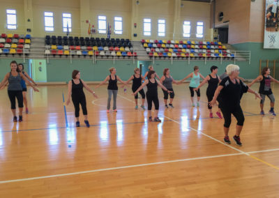 Mujeres practicando gimnasia de mantenimiento en Ceuta