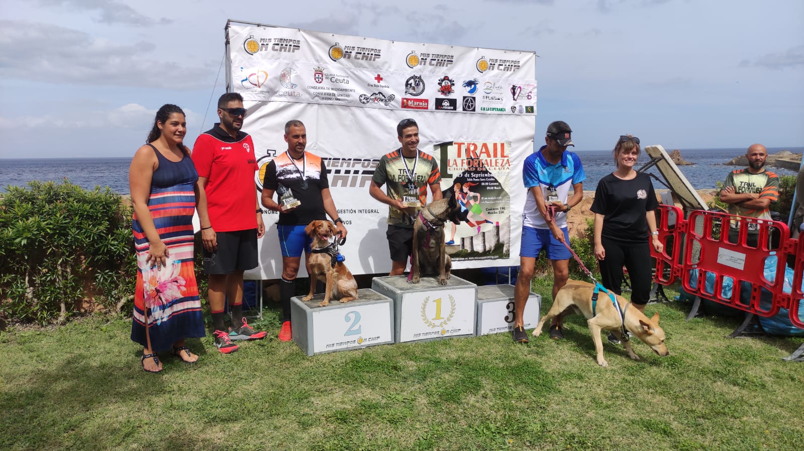Más de 250 participantes se han dado cita en la novedosa prueba I Trail La Fortaleza acompañados de sus mascotas